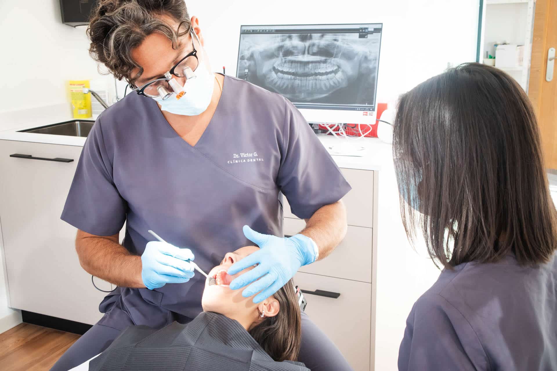 dentista examinando a un paciente