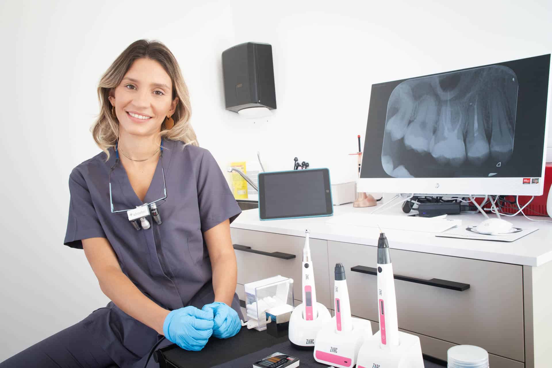 dentista muestra radiografía dental