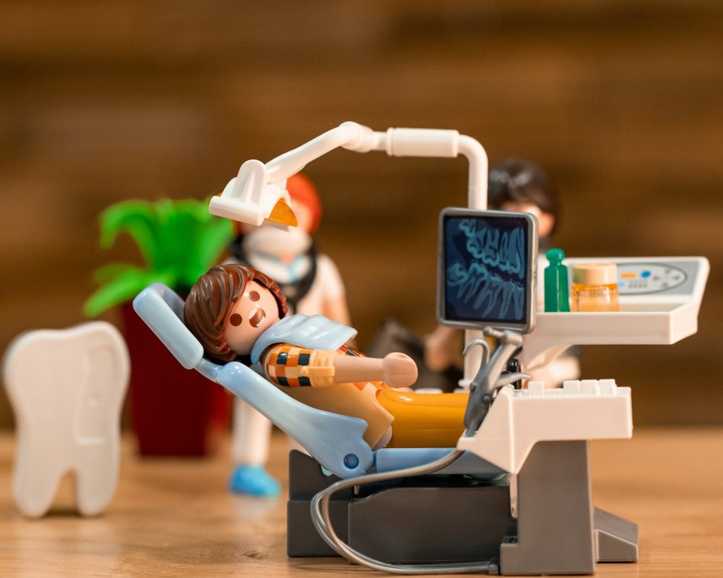 ilustración hecha con legos de niño en el dentista